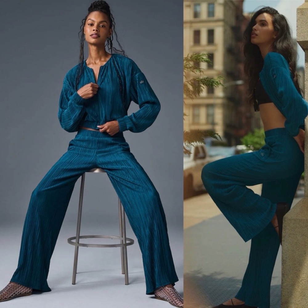 Alo Set - Crop Top And Wide-Leg Pants in Teal Blue